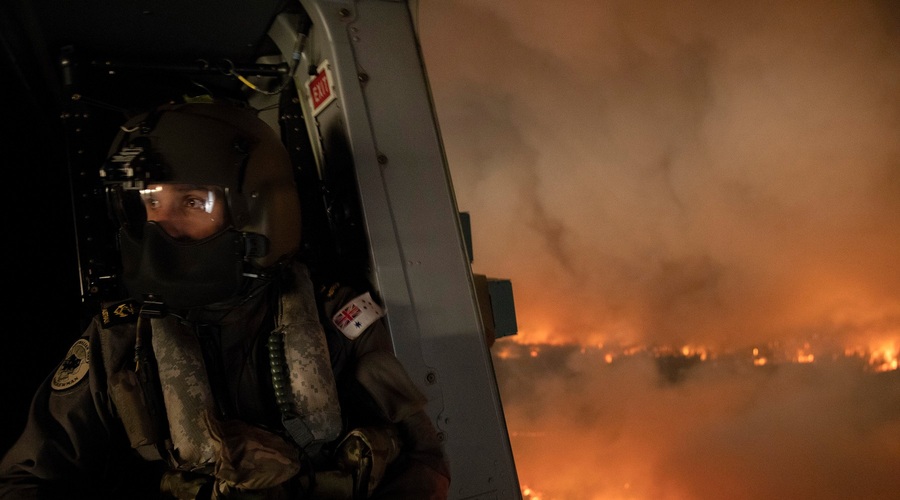 Na tisoče ljudi beži pred požari v Avstraliji (foto: profimedia)