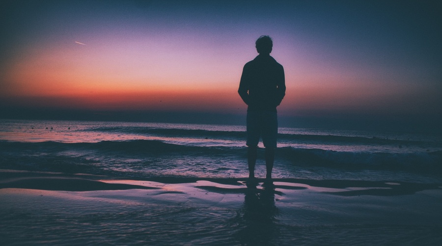 Če ne veste, kaj bi rekli žalujočemu prijatelju, lahko mirno ostanete tiho (piše: Darjo Hrib) (foto: Unsplash)