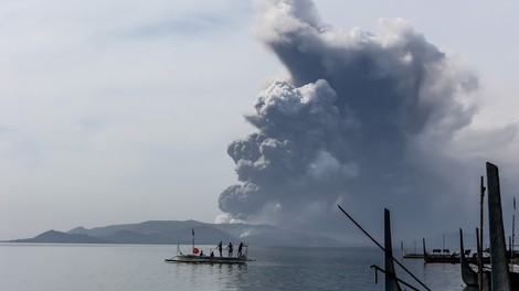 Filipinski ognjenik Taal začel bruhati lavo