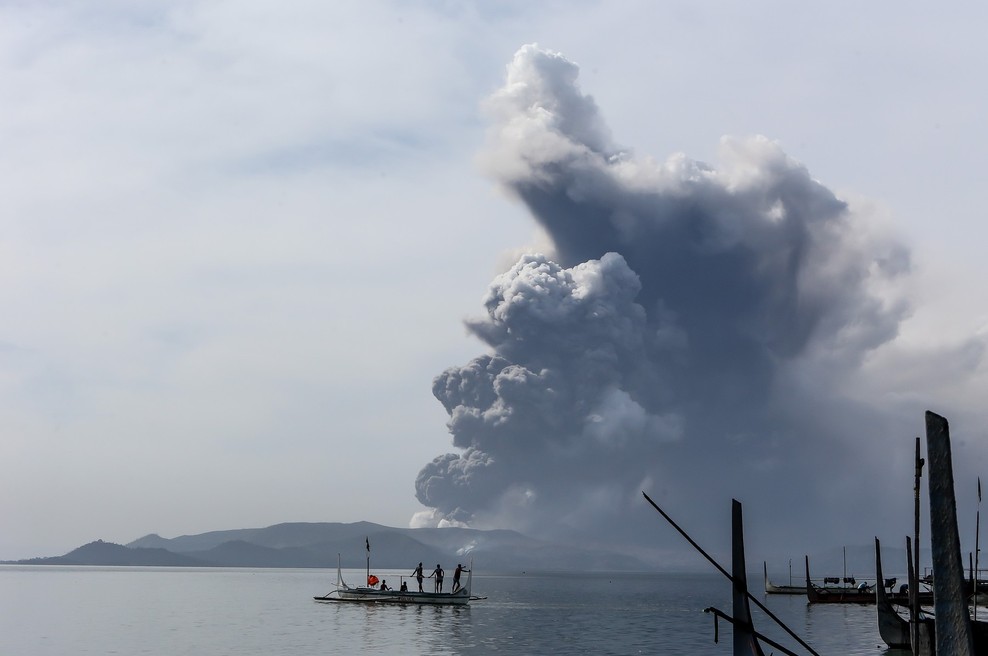Filipinski ognjenik Taal začel bruhati lavo (foto: profimedia)