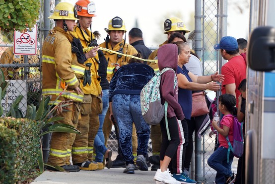 Deltino letalo pred zasilnim pristankom v Los Angelesu odvrglo gorivo na šole