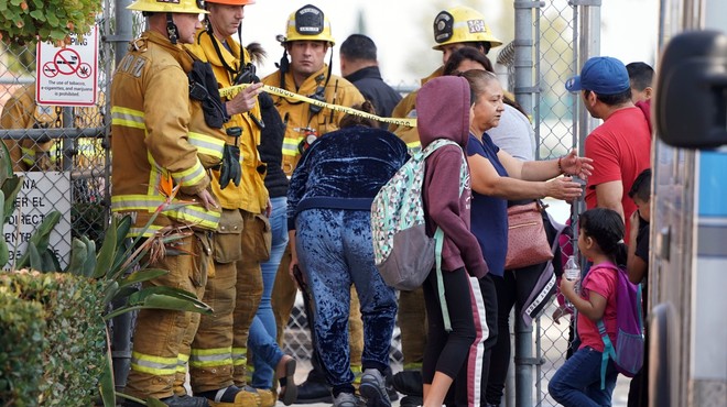 Deltino letalo pred zasilnim pristankom v Los Angelesu odvrglo gorivo na šole (foto: profimedia)