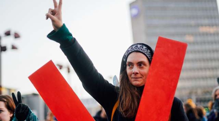 Protestniki zahtevajo ohranitev šole za oblikovanje v Križankah (foto: Nik Jevšnik/STA)