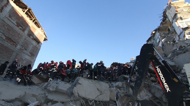 Število smrtnih žrtev in poškodovanih v potresu v Turčiji narašča (foto: profimedia)