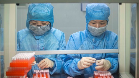 Iz Kitajske evakuirali prve tujce, število žrtev in okužb narašča
