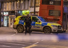 Policija v Londonu ubila moškega, ki je zabodel dva človeka