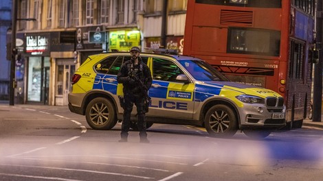 Policija v Londonu ubila moškega, ki je zabodel dva človeka