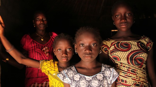 Mati s tremi hčerami živi v vasi Cambadju v Gvineji Bissau. Gre za prvo vas v tej državi, ki se je odrekla praksi obrezovanja ženskih spolnih organov. (foto: © UNICEF/LeMoyne)