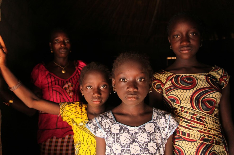 Mati s tremi hčerami živi v vasi Cambadju v Gvineji Bissau. Gre za prvo vas v tej državi, ki se je odrekla praksi obrezovanja ženskih spolnih organov. (foto: © UNICEF/LeMoyne)