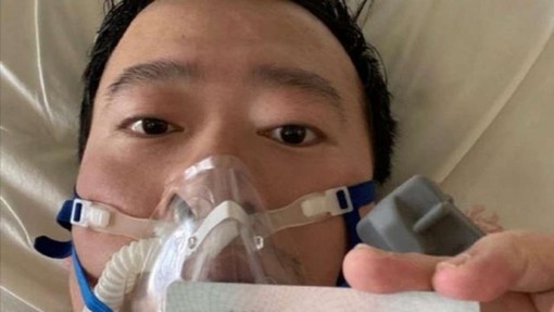 Smrt zdravnika žvižgača na Kitajskem razjezila javnost