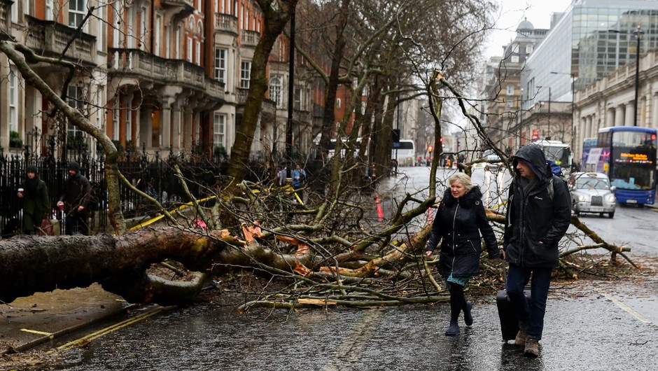 
                            Severni Evropi grozi nevihtna fronta, ki naj bi močno ohromila prometne zveze (foto: profimedia)
