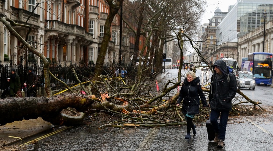 Severni Evropi grozi nevihtna fronta, ki naj bi močno ohromila prometne zveze (foto: profimedia)