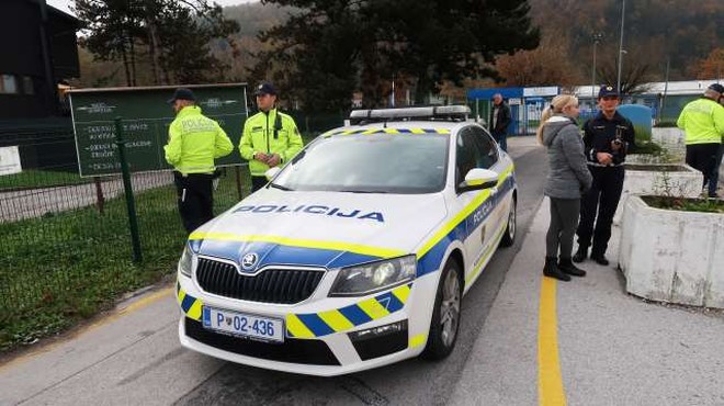Na policiji potrdili pridržanje petih mejnih policistov (foto: STA)
