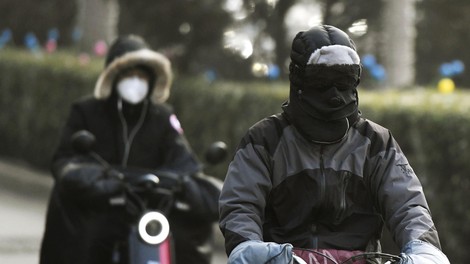 Novi koronavirus v enem dnevu terjal 97 življenj, a širjenje se stabilizira