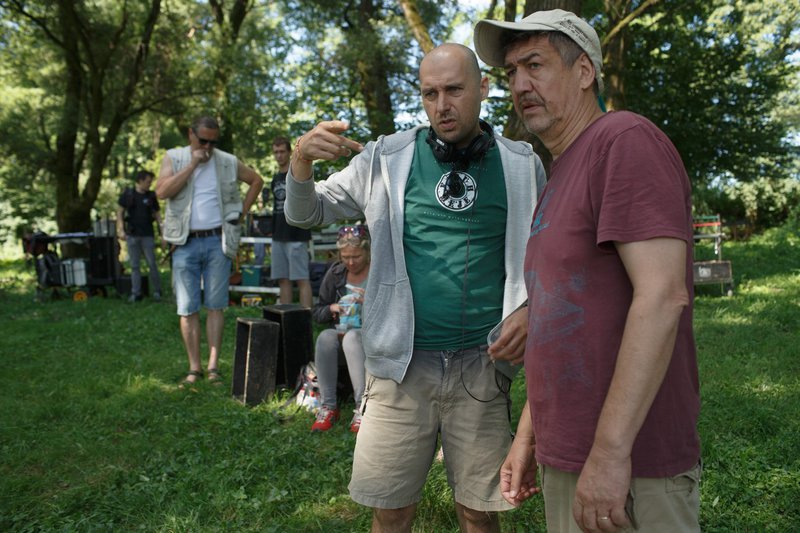 Režiser Martin Turk sredi snemalnega procesa z direktorjem fotografije Radislavom Jovanovom - Gonzom.