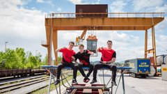Dunking Devils postavili nor trampolinski park med tovornimi zabojniki
