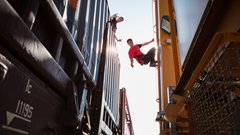 Dunking Devils postavili nor trampolinski park med tovornimi zabojniki
