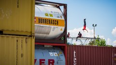 Dunking Devils postavili nor trampolinski park med tovornimi zabojniki