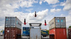 Dunking Devils postavili nor trampolinski park med tovornimi zabojniki