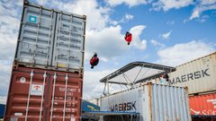 Dunking Devils postavili nor trampolinski park med tovornimi zabojniki