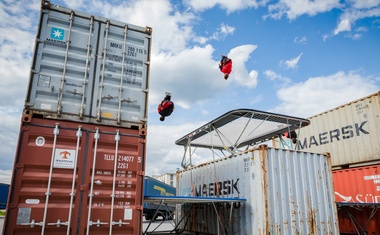 Dunking Devils postavili nor trampolinski park med tovornimi zabojniki