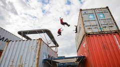 Dunking Devils postavili nor trampolinski park med tovornimi zabojniki