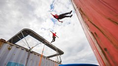 Dunking Devils postavili nor trampolinski park med tovornimi zabojniki