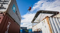 Dunking Devils postavili nor trampolinski park med tovornimi zabojniki