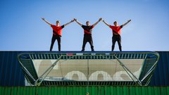 Dunking Devils postavili nor trampolinski park med tovornimi zabojniki
