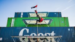 Dunking Devils postavili nor trampolinski park med tovornimi zabojniki