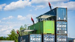 Dunking Devils postavili nor trampolinski park med tovornimi zabojniki