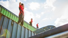 Dunking Devils postavili nor trampolinski park med tovornimi zabojniki