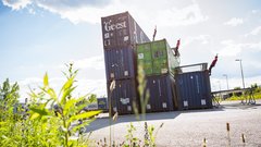 Dunking Devils postavili nor trampolinski park med tovornimi zabojniki