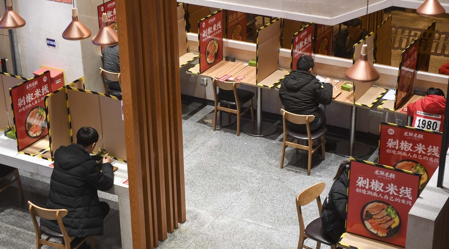 Strm porast okužb in smrtnih žrtev koronavirusa na Kitajskem (foto: profimedia)