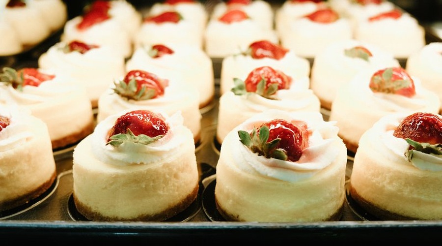 Puhasti 'cheesecake', ki je obnorel Instagram (iz samo 3 sestavin) (foto: Unsplash.com/Lucy-Claire)