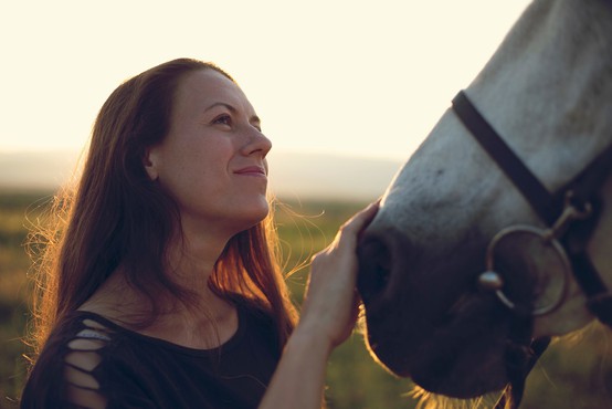 Terapija s konji: "Ganljivo je, kako močna čustva lahko privrejo na površje ob konju"