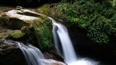 Med trekingom ti družbo delajo mogočni slapovi in brzice.