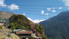 Ko posije sonce se temperature nenadoma dvignejo. V poštev pridejo kratke majice in hlače, medtem pa se ob jasnem vremenu odpre pogled na himalajske vrhove.