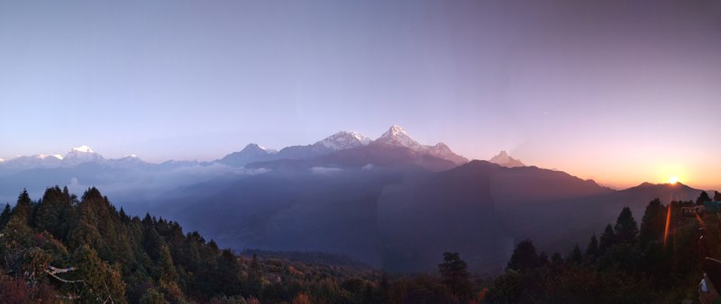 Razgled na Mačapučare (v daljavi desno), Južno Annapurno in Daulagiri (levo).