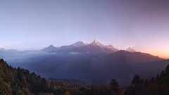 Razgled na Mačapučare (v daljavi desno), Južno Annapurno in Daulagiri (levo).
