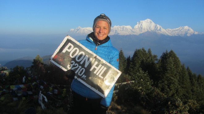 Ni ga čez sončni vzhod na Poon Hillu od koder se odpre pogled na visoke himalajske vršace. Za menoj osemtisočak Daulagiri. (foto: Nika Arsovski)