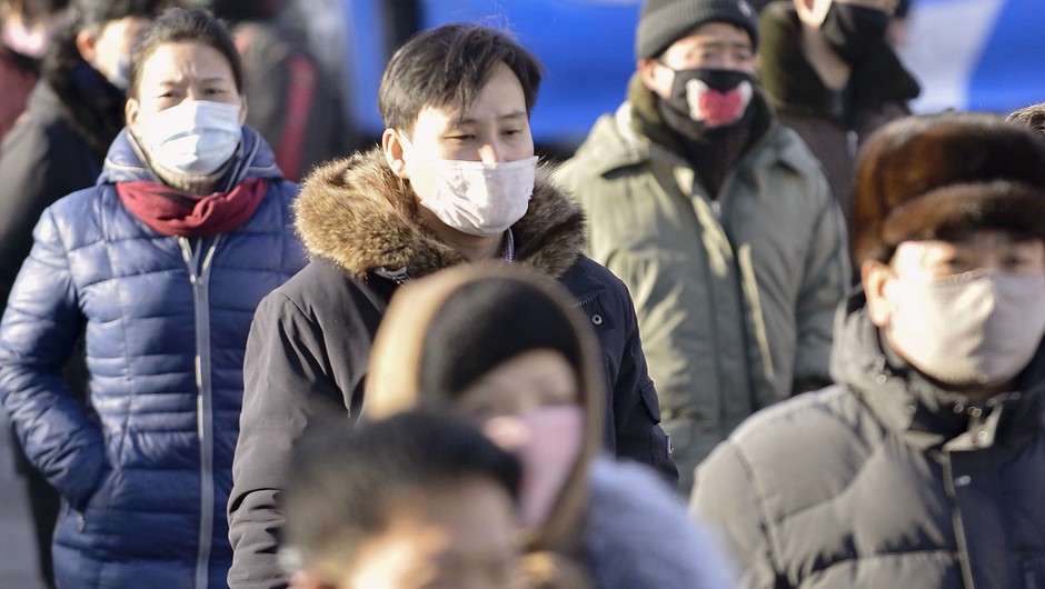 
                            Na Kitajskem že več kot 2000 smrtnih žrtev, na Japonskem izkrcavajo potnike (foto: profimedia)