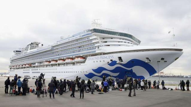 Med okuženimi tudi slovenska potnika ladje Diamond Princess (foto: Xinhua/STA)