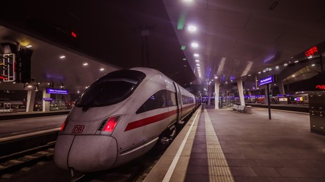 Panika v Avstriji: na meji z Italijo za več ur ustavljena vlaka