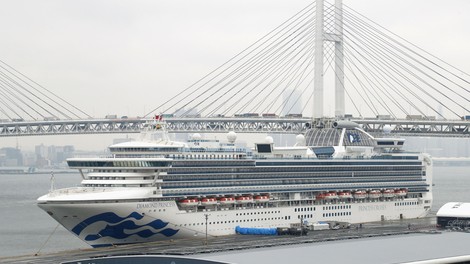 Več deset ljudi, ki so zapustili Diamond Princess, kaže znake okužbe
