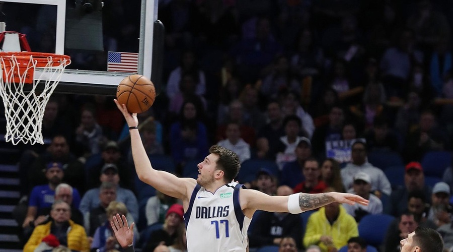 Nastop Luke Dončića na nocojšnjem 'slovenskem derbiju' pod vprašajem (foto: profimedia)