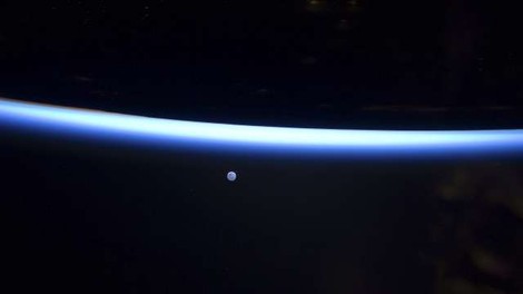 Okrog Zemlje začasno kroži druga mini luna