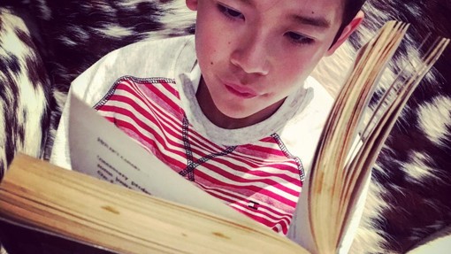 13-letnik je postal Instagram zvezda potem, ko so ga vrstniki zasmehovali zaradi ljubezni do knjig