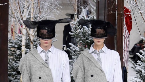 Ekskluzivno iz Pariza: Oglejte si viralen trenutek z modne revije Thom Browne