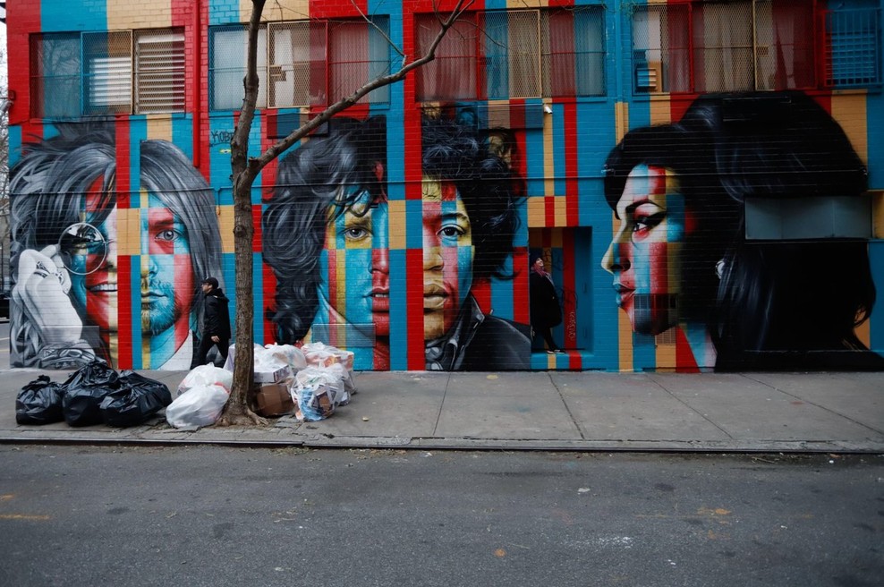 Granitno obeležje na londonskem pločniku slavnih dobila še Amy Winehouse (foto: profimedia)